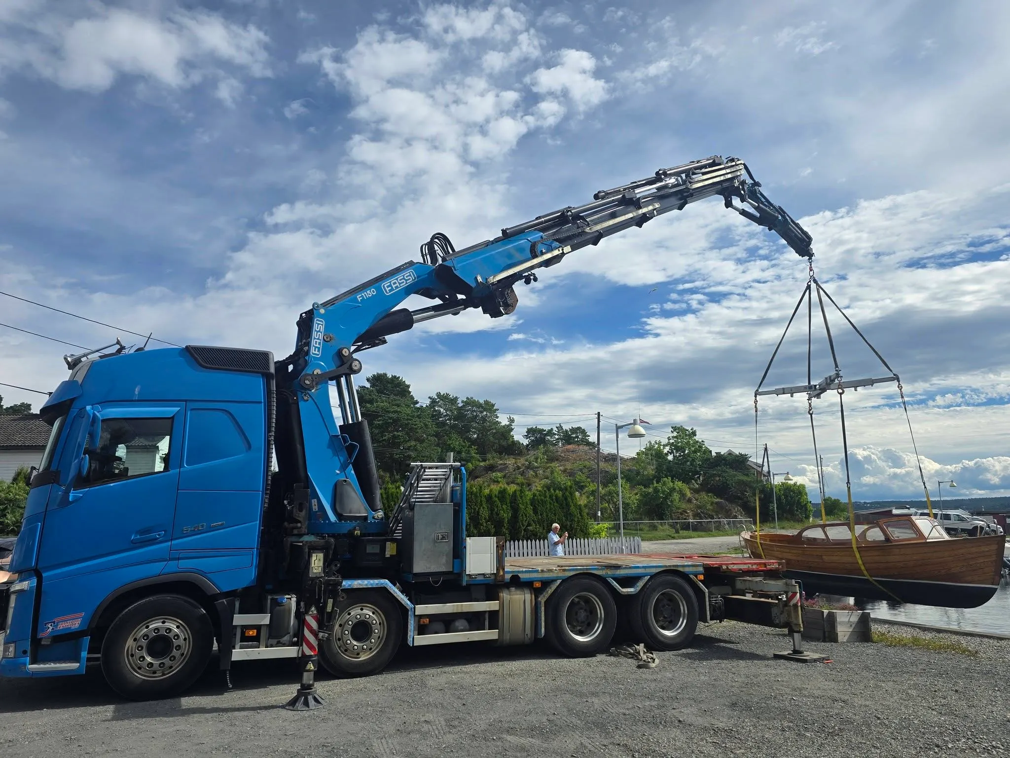 Volvo FH med Fassi F1150RA kran løfter båt